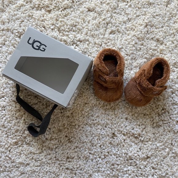 UGG Brown Baby Booties Furry Gender Neutral With Box XS 0-6 - Picture 2 of 10